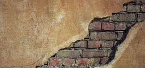 Вот-вот рухнет: в доме на Нивках обваливается стена