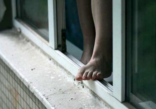 На Харьковском 15-летняя девочка разбилась насмерть, выпав из окна балкона. Фото: Getty Images