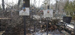 Как вандалы: на кладбище под Киевом коммунальщики испортили могилы