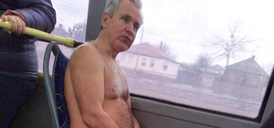 В шортах и босиком: в харьковском троллейбусе проехался полуголый мужчина