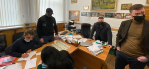 Требовали 3000 долларов за ордер в общежитии: руководители ХТЗ пойдут под суд