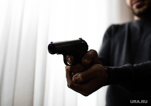 На Демеевке мужчины приставали к девушкам, угрожая им пистолетом. Фото: ura.news