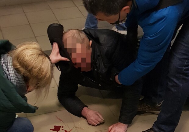 Сотрудники метро не смогли помочь истекающему кровью пассажиру. Фото: Олег Зайченко