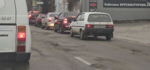 Объезжают по встречке: при въезде на плотину образовалось 