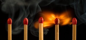 Из-за мизерных выплат: в Одессе пожилая женщина подожгла пенсионный фонд