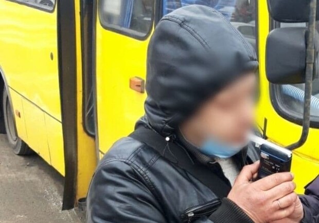 В Киеве засекли пьяного водителя за рулем неисправной маршрутки. Фото: Патрульная полиция Киева