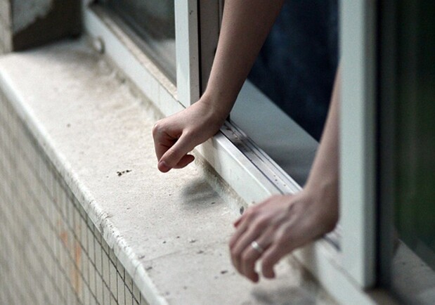 В Киеве 14-летняя девочка выпала из окна. Фото: Facebook.