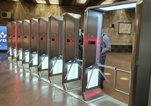 Новые турникеты в метро не предусмотрены для маломобильных людей - Фото: БЖ