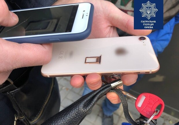 Полицейские задержали возможного телефонного вора. Фото: Патрульная полиция Киева