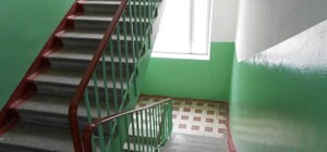 Очередной суицид: в Киеве девушка повесилась в подъезде дома