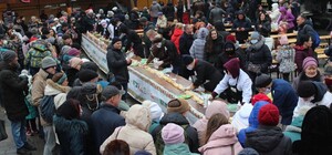 Рекорд Украины: в Днепре сделали самый длинный рулет из блинов