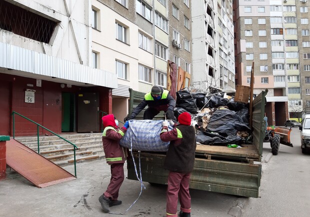 На Теремках от хлама очищали квартиру очередного "мусоромана". Фото:  Голосеевское УП ГУНП.