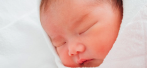 Вклеила свое фото в чужой паспорт: в Кривом Роге мать отдала новорожденную попрошайке