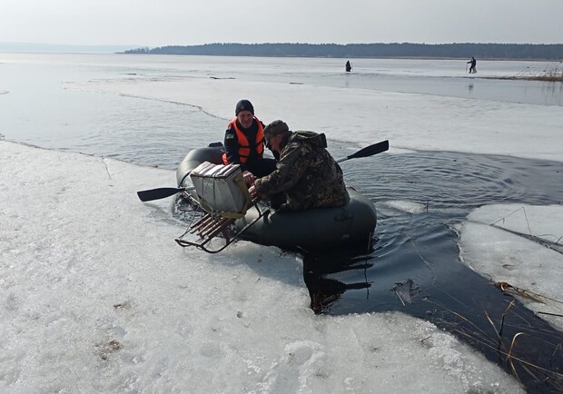 В Киевской области спасли шестерых рыбаков. Они находились на льду, когда тот начал трескаться и в результате откололся. Фото: пресс-служба ГСЧС