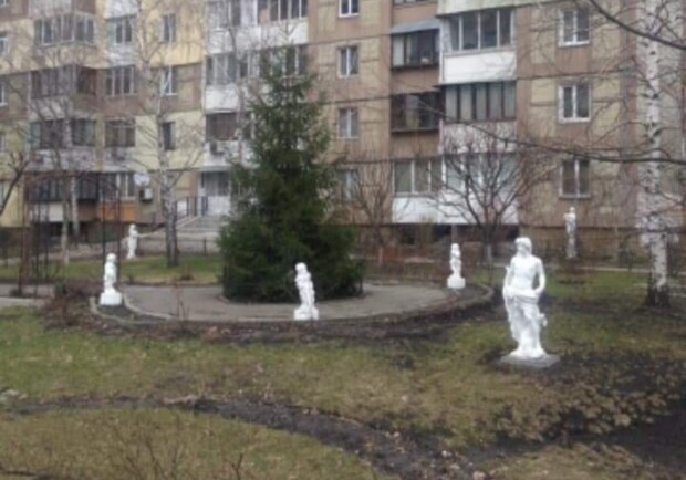 Во дворе дома на Святошино появились гипсовые скульптуры. Фото: "Нивки разом".
