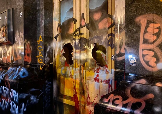 Устроили беспорядки: сторонники Стерненко разбили окна ОП и разрисовали стены - фото