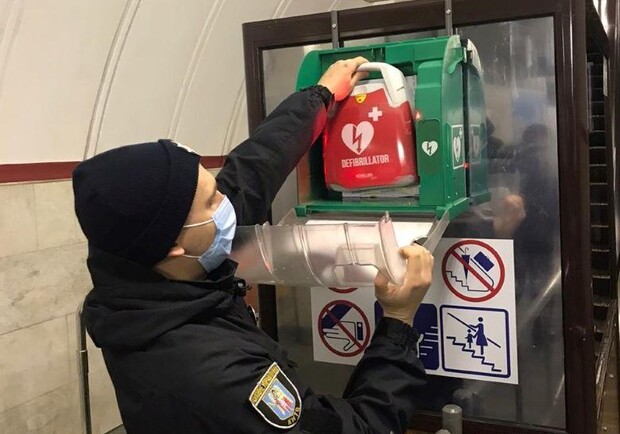 Полицейский спас жизнь пассажиру метро с помощью дефибриллятора. Фото: пресс-служба нацполиции