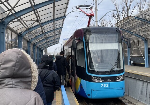 В транспорт в Киеве будут пускать по новым правилам. Фото: Александр Барабошко .