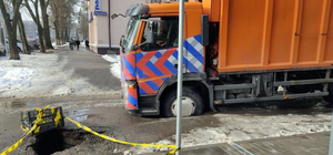 Коммунальная машина застряла: на улице Рабочей провалился асфальт (видео)