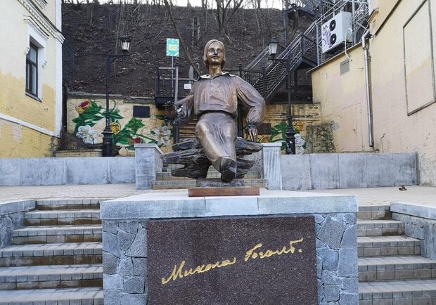 На Андреевском спуске появился памятник Николаю Гоголю. Фото: Facebook Виталия Селика 