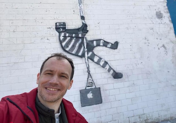 Денис Малюська изобразил мурал в стиле Бэнкси на стене Ирпенской тюрьмы чтобы привлечь внимание к торгам. Фото: Денис Малюська