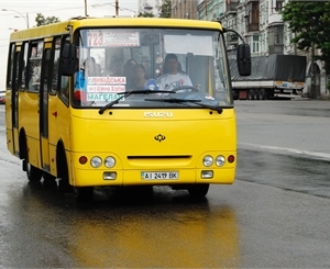 Маршрутки заменят автобусами и отправят в ссылку на окраины. Фото Николая Лещука.