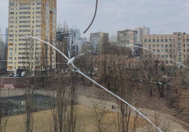 На Соломенке неизвестные обстреливают окна жилого дома. Фото: Киев Оперативный.