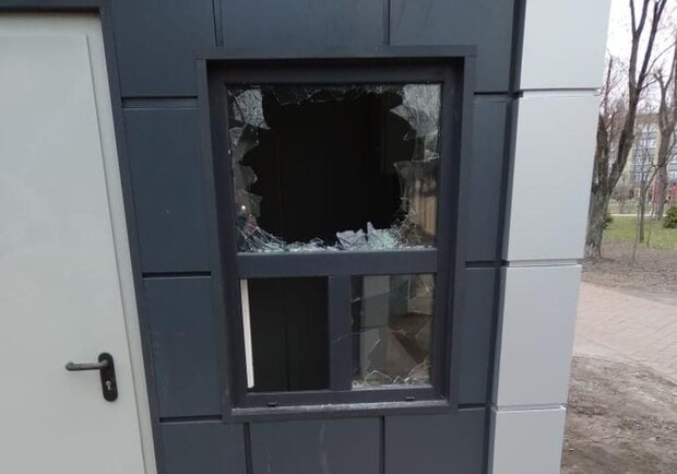 В туалете в парке "Аврора" вандалы разбили окна и украли бойлер. Фото: Киевзеленбуд.