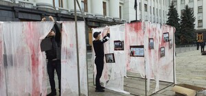 Кроме шуток: Нацкорпус устроил перформанс под Офисом президента