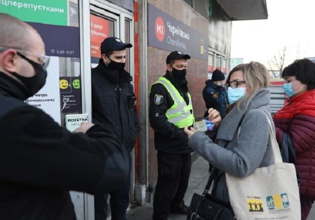 В Киеве полицейские не пустили медиков в метро - Фото: Виталий Носач