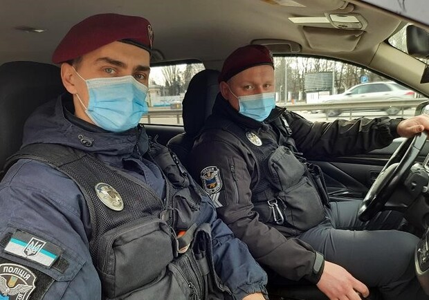 Спецназ подвез врача на операцию в Вышгород. Фото: пресс-служба полиции