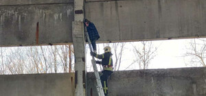 Залезла из любопытства: в Днепре школьница застряла на заброшке