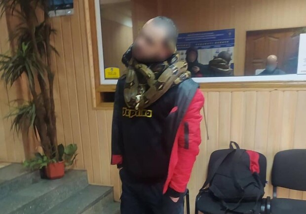 Мужчина со змеями. Фото: Патрульная полиция Киева