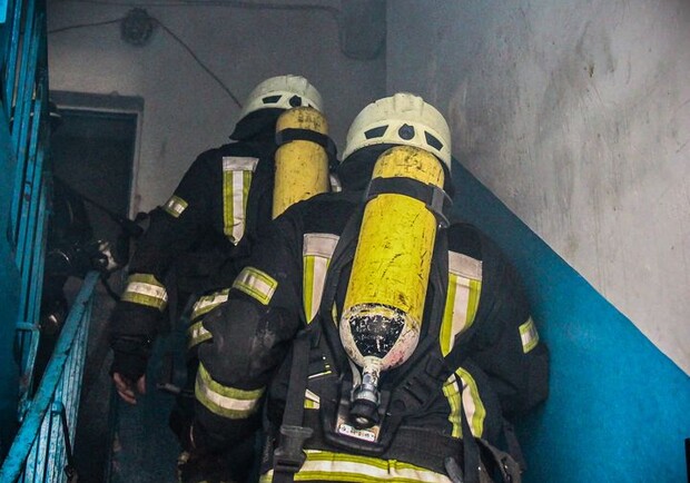 В Шевченковском районе  пожарные спасли женщину из горящей квартиры. Фото: ГСЧС КИева.