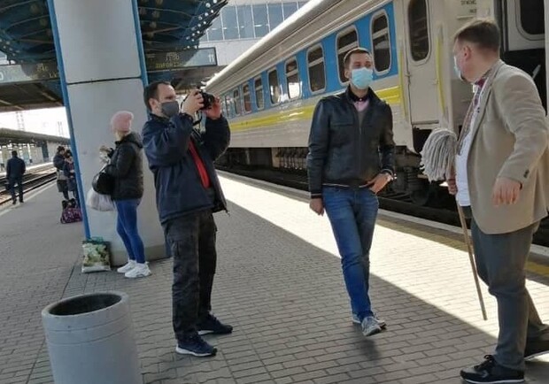 Оказались чистыми: датчанин снова решил помыть окна поездов. Фото: KIEVMAP.