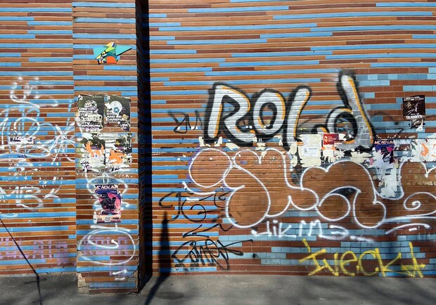 Волонтеры очистили фасад Дома художника от граффити. Фото: facebook.com/razvelibardak/