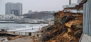 После обрушения: на одесском пляже начали сносить природную скалу