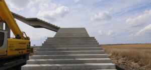 С пандусами и дорожками: над трассой из Днепра в Киев строят пешеходный мост (фото)