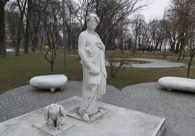 В Киеве вандалы снова отбили голову памятнику орлу Данте. Фото: "Сегодня"