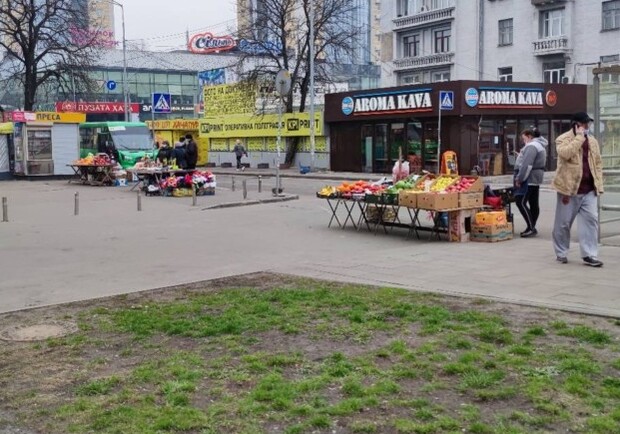 Локдаун нам не помеха: В Соломенском районе продолжают торговать продуктами прямо на улице - фото: Grigoriy Leo