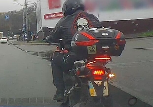 "Ветром надуло": по Киеву ездил мотоциклист с женским бельем на номерах. Фото: Патрульная полиция Киева.
