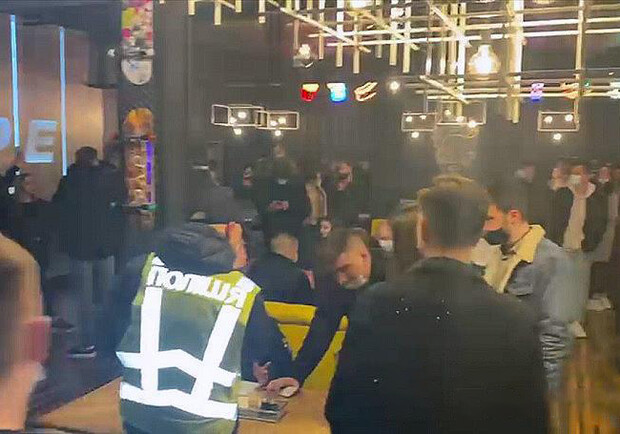 Полицейские устроили масштабный рейд по заведениям, которые работали в Киеве в локдаун. Фото: пресс-служба полиции Киева