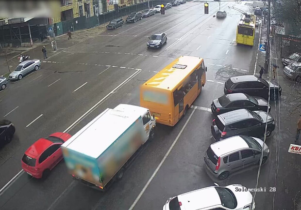 На Соломенке грузовик протаранил маршрутку. Есть пострадавший. Фото: Пресс-служба патрульной полиции Киева