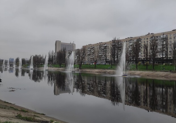 На Русановском канале впервые в этом году запустили фонтаны. Фото: Богдан Крамаренко