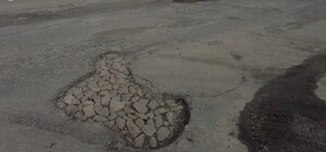 Лунная поверхность: в Киеве на недавно отремонтированной дороге сошел асфальт