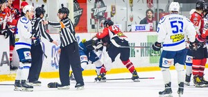 Повалил на лед, стянул футболку: в матче Украинской лиги подрались хоккеисты