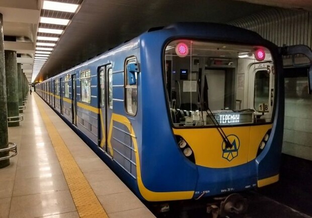 Типа никому не мешали: Двое пассажиров курили прямо в вагоне метро - фото: nashkiev.ua