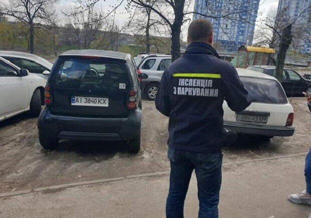 На Русановвке начали штрафовать за парковку на газонах. Фото: КП УЗН Днепровского района.