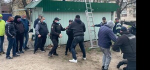 Не обошлось без толкотни: на Заболотного демонтировали очередную 