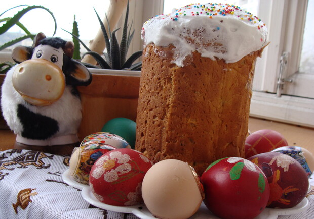 Пасха и крашеные яйца - традиционный праздничный стол. Фото Николая Лещука
